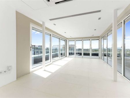 A stunning triplex penthouse apartment featuring a fabulous reception room and a private roof terrace. - Photo 2