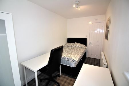 Room 2, Flat 1 - Photo 3