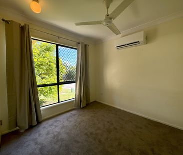 SPACIOUS 3 BEDROOM FAMILY HOME IN PRIME DOUGLAS LOCATION! - Photo 2