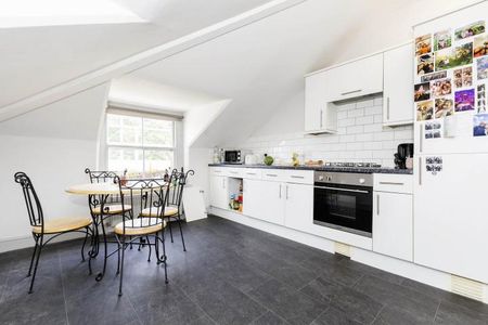 3 Bedroom, 1 bath, 1 reception Flat - Photo 2