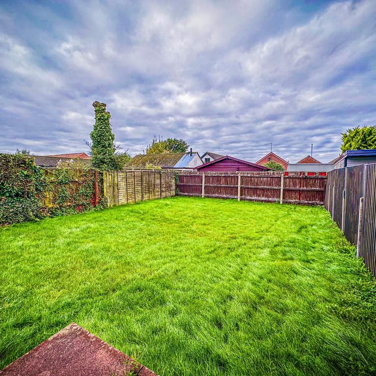 2 bedroom semi-detached bungalow to rent - Photo 1