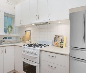 Renovated Bronte Beach One Bedroom unit with sunroom - Photo 3