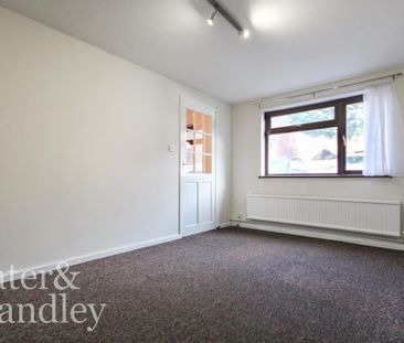 4 bedroom end of terrace house to rent - Photo 2