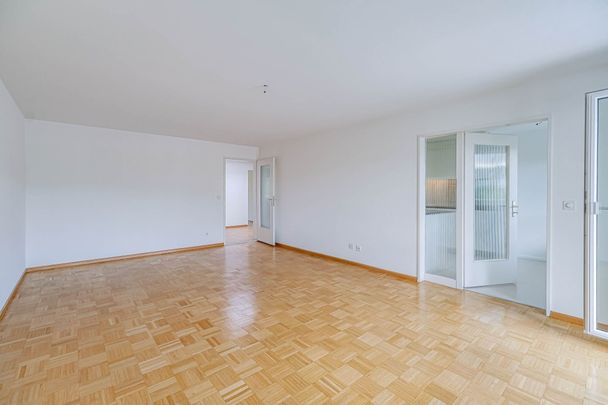 Well connected, generous living! - Photo 1