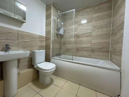 Slough, Berkshire, SL1 - Photo 3