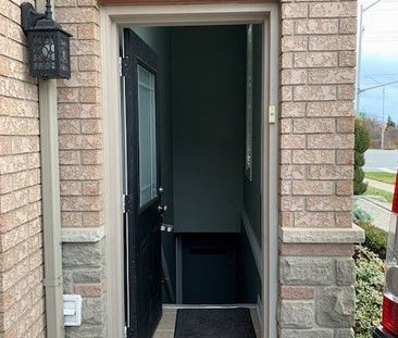 For Lease - 2031 Oxford Avenue, Oakville, Ontario - Photo 1