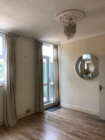 1 Bed Flat, Hither Green Lane, SE13 - Photo 2