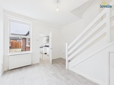 3 bedroom Terraced House To Let - Photo 2