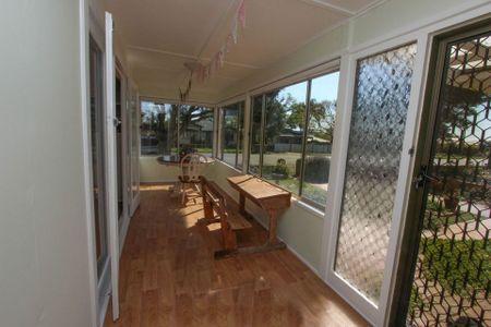 Great Location!! 3 Bedroom + Office Home. - Photo 2