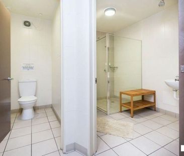 Large Single Room. Rent Includes Electricity, Wi Fi and Water – Bus... - Photo 4