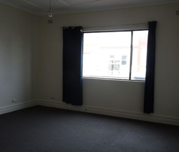 Spacious 1 bedroom flat in a great location - Photo 1