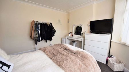 3 bedroom House in Buckingham Avenue, Leeds - Photo 4