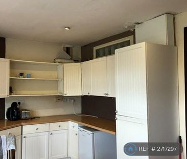 4 bedroom semi-detached house to rent - Photo 4