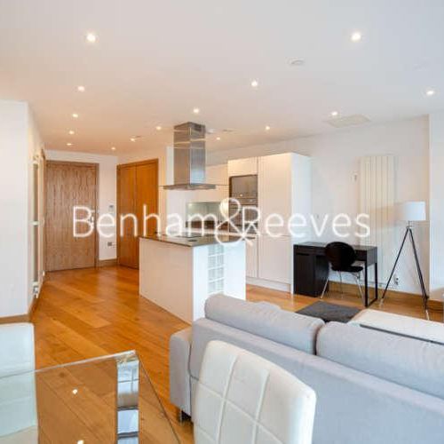 Crossharbour Plaza, Canary Wharf, E14 - Photo 1