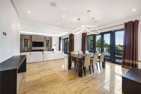 Exceptional six bedroom luxury residence in Bowdon with gym, cinema, sauna, CCTV, media system and dual level stacking double garage - Photo 2