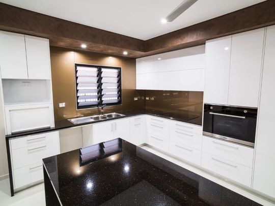 WOW! - 3 BATHROOM - 2 KITCHENS - EXECUTIVE HOME WITH SOLAR ! - Photo 1