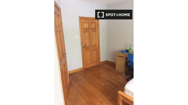 Room for rent in 4-bedroom apartment in Glasnevin, Dublin - Photo 1