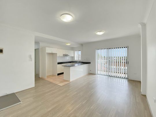 Perfectly Positioned 1 Bedroom Apartment! - Photo 1