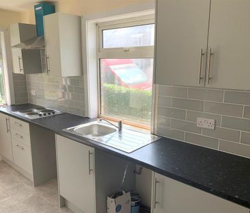 3 bedroom end of terrace house to rent - Photo 2