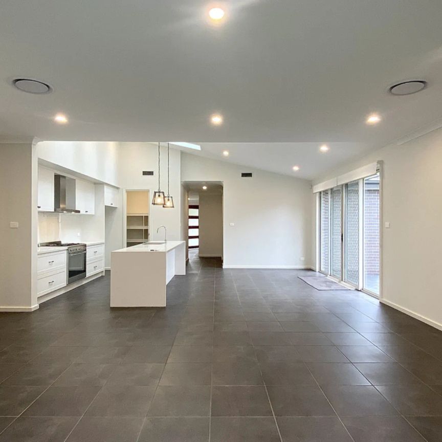 SPACIOUS & LUXURY LIVING + 4 BEDROOMS - Photo 1