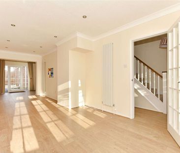 A beautifully presented three bedroom mid-terrace home close to Spinfield School. - Photo 2