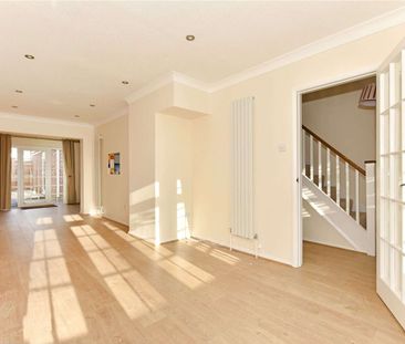 A beautifully presented three bedroom mid-terrace home close to Spinfield School. - Photo 5