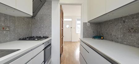 3 bedroom semi-detached house to rent - Photo 5