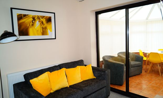 Bright & Modern Room | Quiet Neighborhood 🌿 Room 1 - Executive Double - Ground Floor - Photo 1