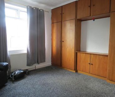 3 bedroom flat to rent - Photo 4