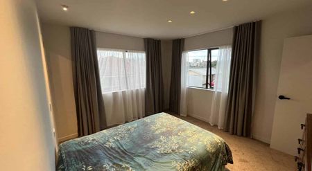 Prime Location: Modern Townhouse Near Sylvia Park! - Photo 4