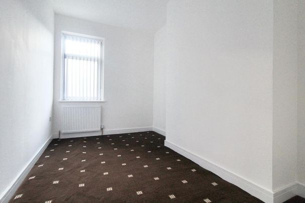 4 bedroom flat to rent - Photo 1