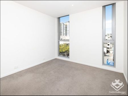 Convenient location, Modern & Spacious - Photo 5