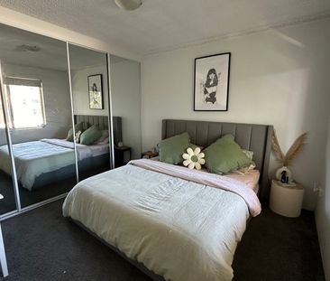 Renovated two bedroom air conditioned unit In central location - Photo 2