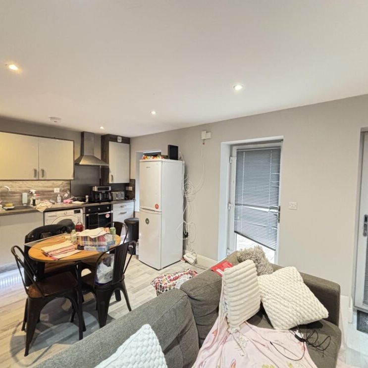 68A Flat 1 Victoria Road, Leeds, LS6 1DL - Photo 1