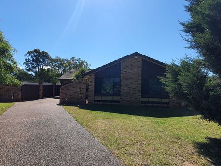 Spacious Three Bedroom House with Air Conditioning and Inground Pool - Photo 2