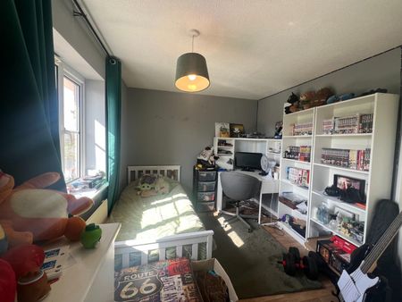 3 Bed House - Terraced - Photo 2