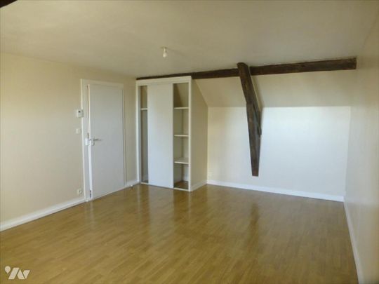 Pour visiter, appeler le 02.23.55.91.17 VITRE, Centre Ville, ce T1 situé au 3° étage comprenan... - Photo 1