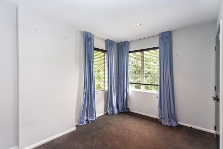 Executive 4 bedroom pet friendly home! - Photo 2