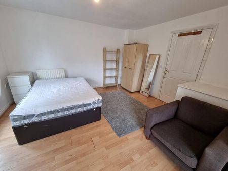 4 bedroom end of terrace house to rent - Photo 3