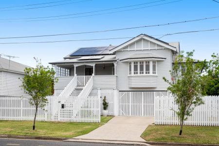 Charming Queenslander Living Opposite Parkland – Walk to schools, shops & public transport - Photo 2