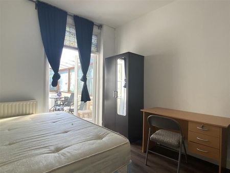 6 bedroom semi-detached house to rent - Photo 3