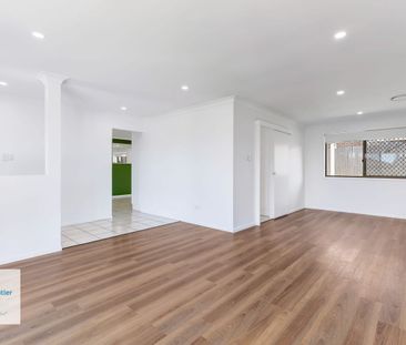 VIEWS TO STRADBROKE ISLAND... DUCTED AIR-CONDITONING IN ALL ROOMS..... - Photo 4