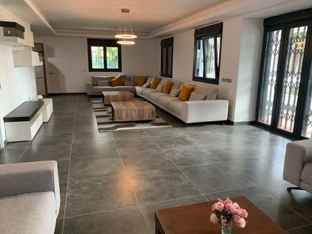 Luxury 6 room Detached House for rent in Marbella, Andalusia - Photo 3