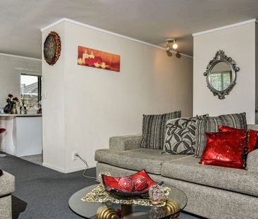 Lovely Large Home in Mt Roskill - Photo 5