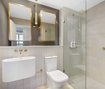 LUXURIOUS APARTMENT WITH STUNNING WATER VIEWS - Photo 5