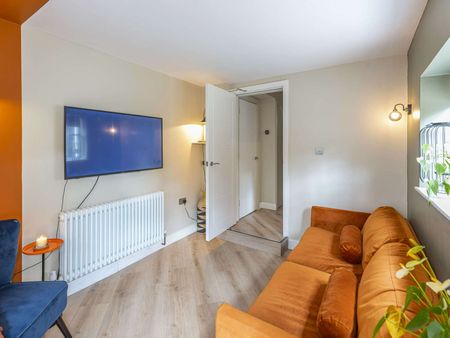 UK Award Winning, exceptionally high standard, design-led, immaculate, quiet but friendly & sociable shared home in prime location, close to Chester City Centre, transport, good shops and leisure. Room 5 - Photo 2