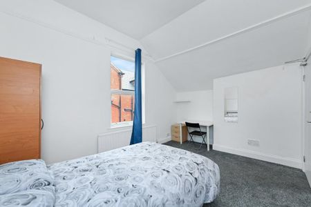 4 bedroom flat to rent - Photo 3