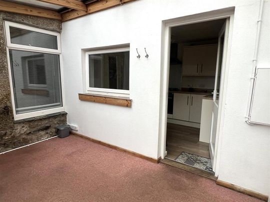 2 bedroom end of terrace house to rent - Photo 1