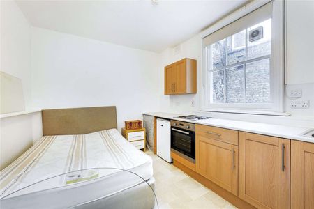 This ground floor studio boasts a private kitchenette and a prime South Kensington location. - Photo 2
