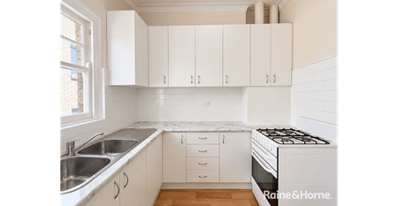 Convenient Two-Bedroom Apartment Close to UNSW & Light Rail - Photo 4